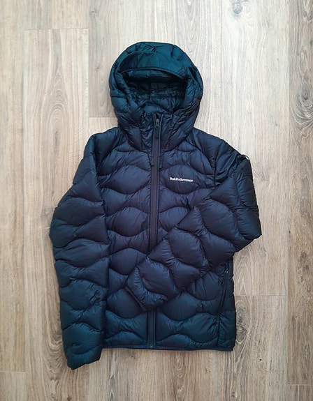 Musta Peak performance helium hood takki
