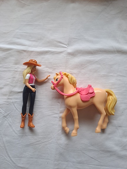 Pieni barbie ja hevonen