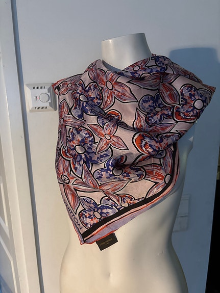 Louis Vuitton aito silkkihuivi n.84x87 +laatikko