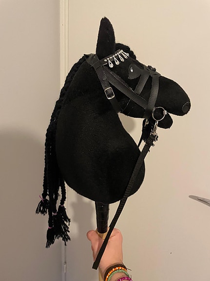 Keppihevonen (musta)