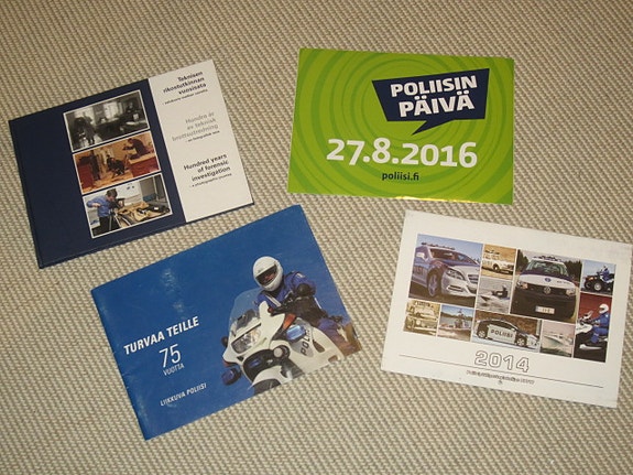 Suomen  poliisin tarra, kalenteri ja liikkuvan poliisin julkaisu