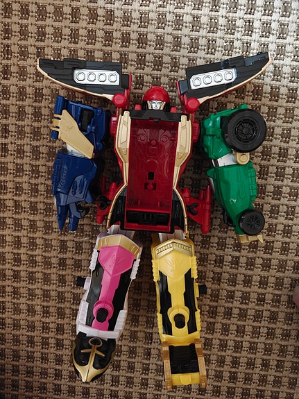 Power Rangers iso robotti