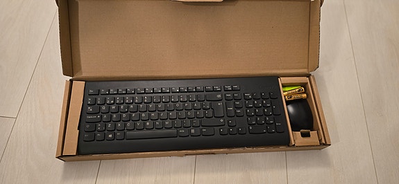 Lenovo näppäimistö ja hiiri