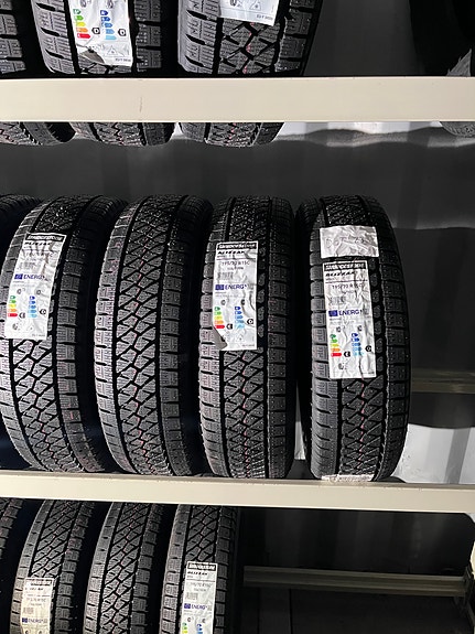 Pakettiauton kitkarenkaat Bridgestone Blizzak 195/70R15c
