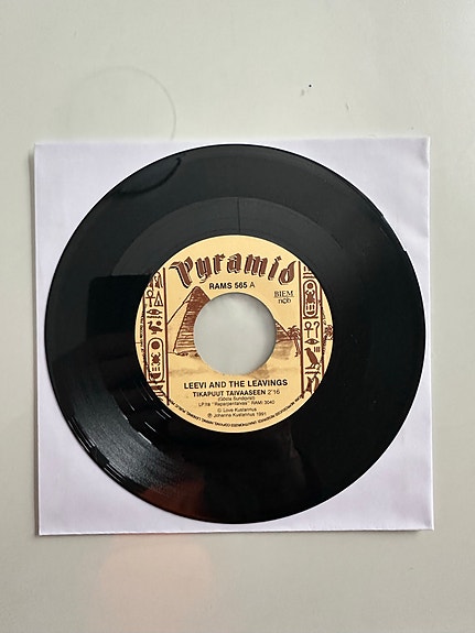 Leevi & the Leavings Tikapuut taivaaseen -single