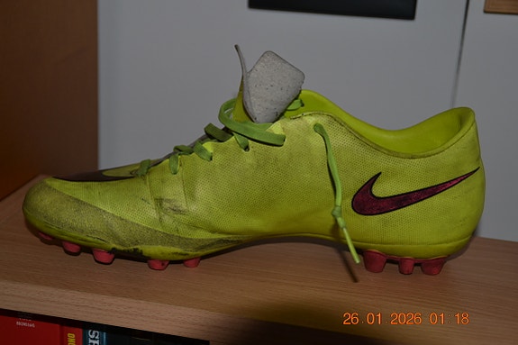 Nike jalkapallokengät koko 42 keltainen