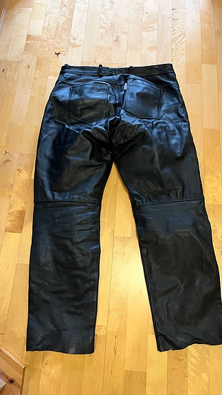 Nahkahousut mustat koko 170-175 cm, vyötärö 94 cm, haara 65 cm.