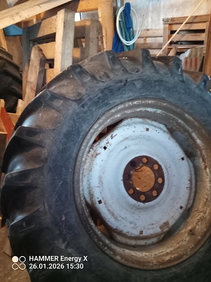 TRAKTORIN renkaat vanteilla 16,9x30 Ford