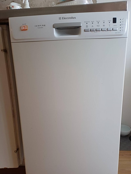VARATTU:Electrolux astianpesukone 45cm + vuotokaukalo.