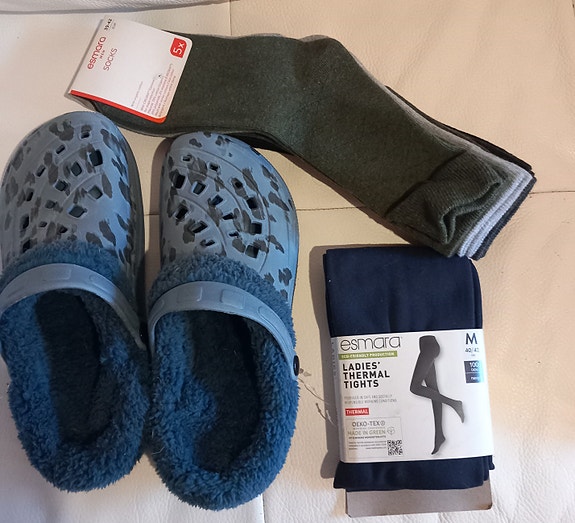 Paketti, muovikengät, sukat, sukkahousut