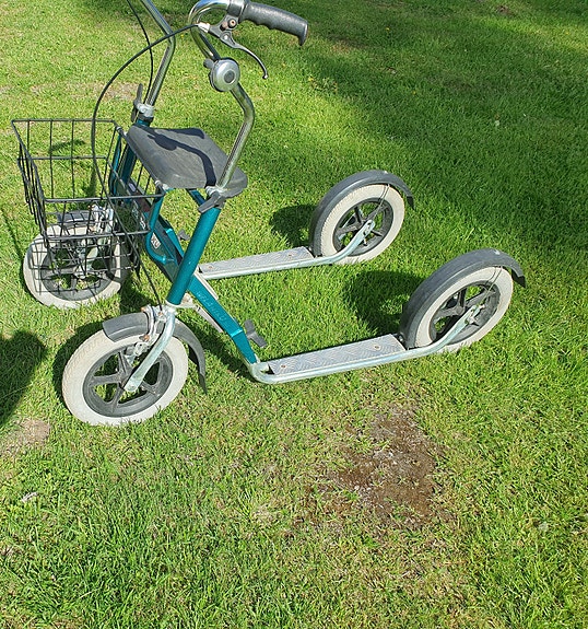 Rautaruukin Tuplapotku potkupyörä/rollaattori