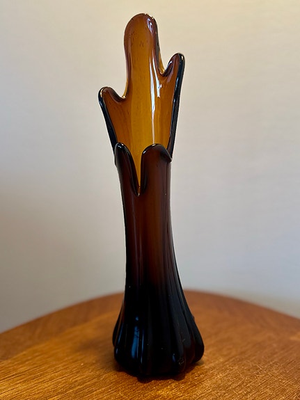 1960-luvun ruskea lasimaljakko. ”Swung-vase”