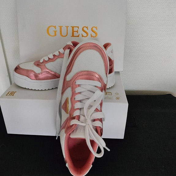 Guess tennarit