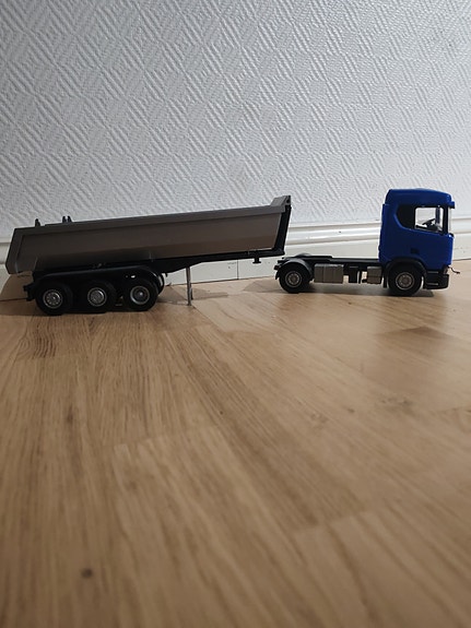 Scania kuorma-auto puoliperävaunulla