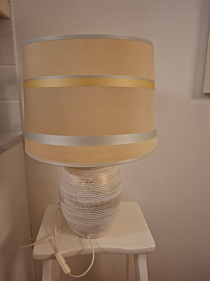 Kaunis pöytälamppu, varjostin: Laura Ashley