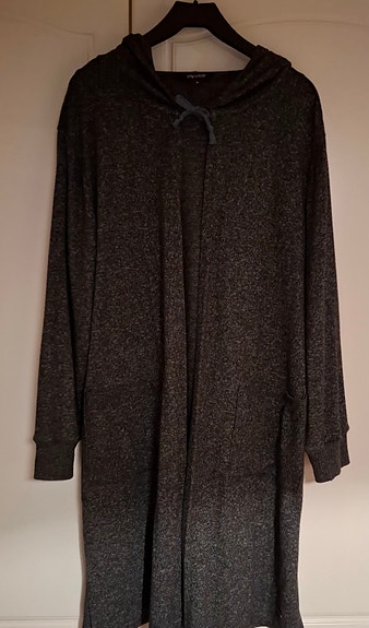 Hupullinen tummanharmaa neuletakki