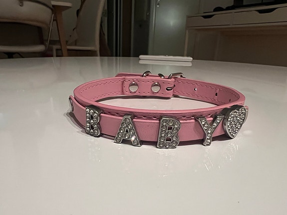 Baby Pink Kaulapanta Strassikirjaimilla