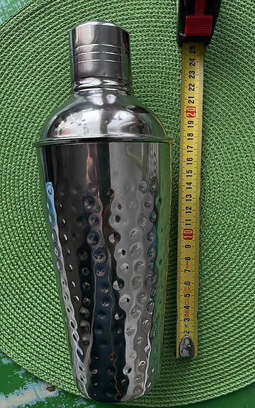 Metallinen shaker