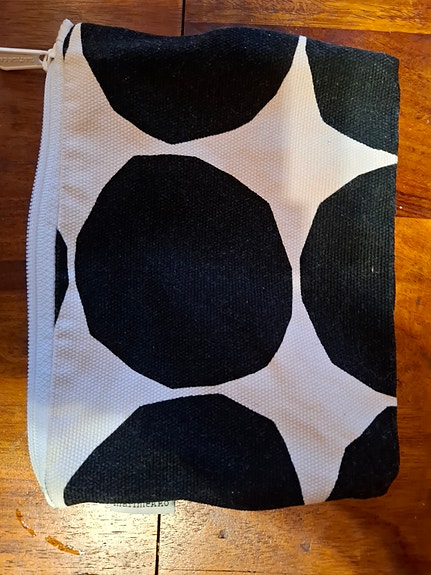 Marimekko kivet meikkipussukka
