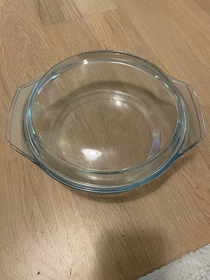 Lasinen uunivuoka kannella