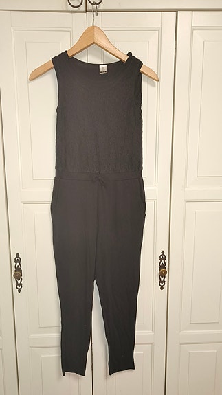 HOUSE musta PITSI jumpsuit/ haalarit