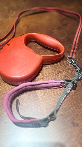 Punainen flexi ja Hurtan pinkki puolikiristävä kaulapanta