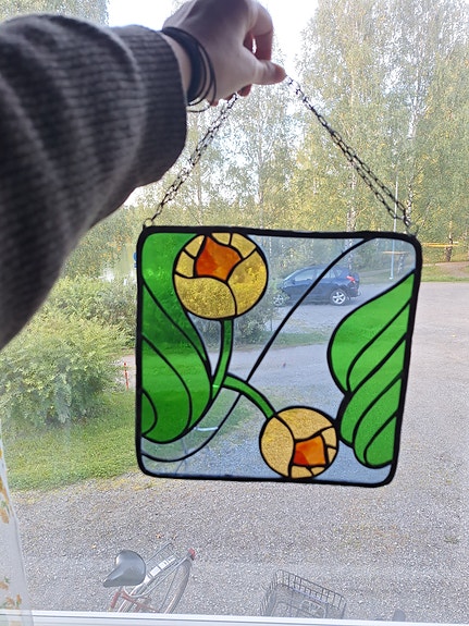 Tiffany lyijylasi ikkunaan