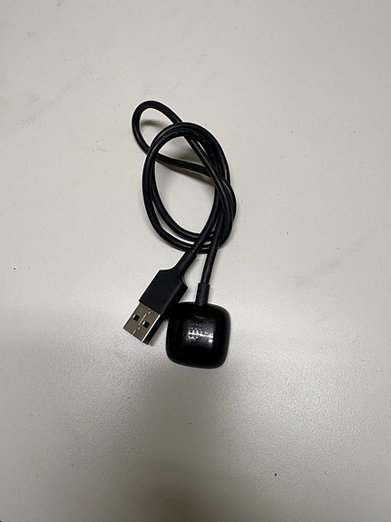 Fitbit magneettinen latausjohto – 4-napainen (Sense / Versa 3)