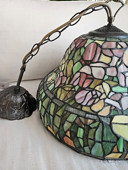 Kaunis tiffany-tyylinen kattovalaisin