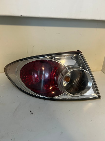 Mazda 6 vasen ulompi takavalo