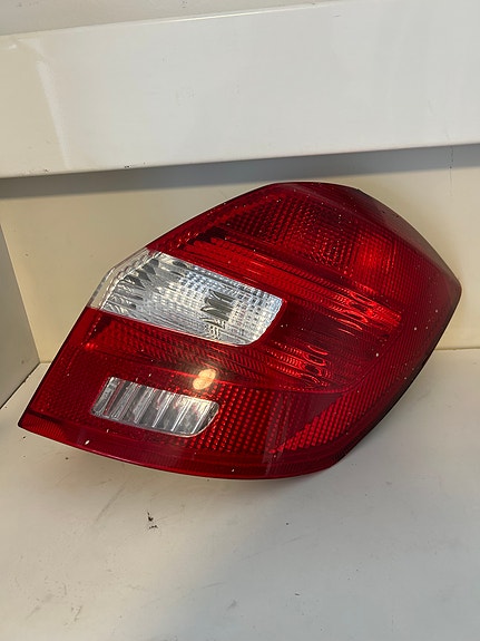 Skoda Fabia 2011 oikeanpuolen takavalo