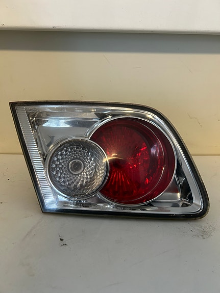 Mazda 6 hatchack takaluukun vasen valo