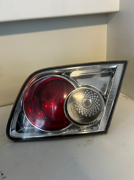 Mazda 6 hatchack takaluukun oikeanpuolen valo