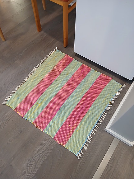 Pirteä räsymatto 70 x 70 cm(mitta ilman hapsuja)