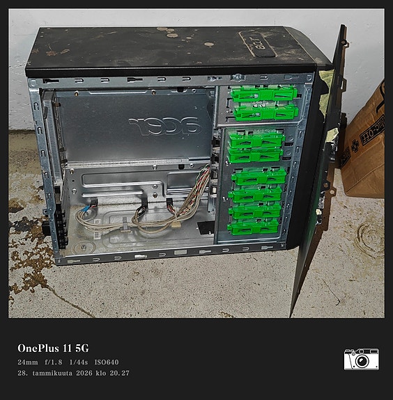 Myydään Acer tietokoneen kotelo