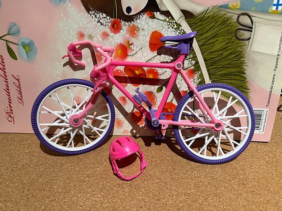 Barbie kilpapyörä ja kypärä