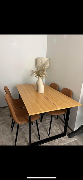 Ruokapöytä tuolit