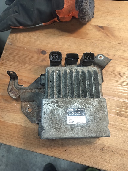 Suuttimien ohjausboksi Toyota Avensis T25 2,2 D-cat