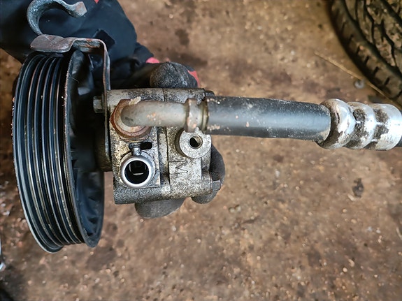 Volvo V70 D5 ohjaustehostimen pumppu