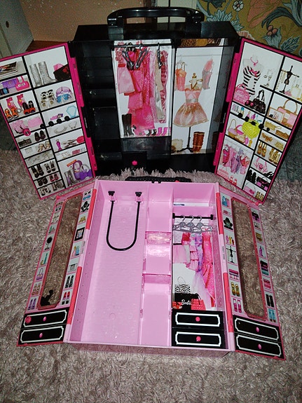 2kpl Barbie vaatekaappeja
