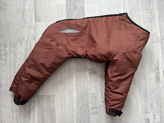 Paksu ruskea dog wear toppahaalari