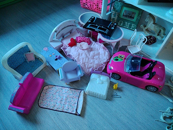 Barbie auto ja huonekaluja