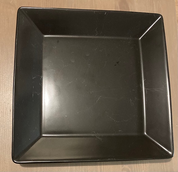 Musta lautanen/tarjoilulautanen