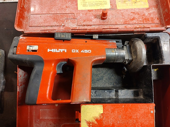 Hilti DX 450 naulain kantolaukulla