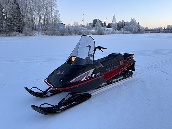 Ski-doo Nordik 377R moottorikelkka pakilla