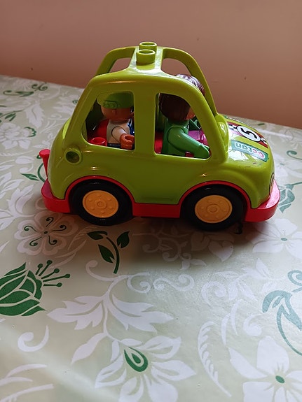 Lego Dublo auto ja 2 ukkoa