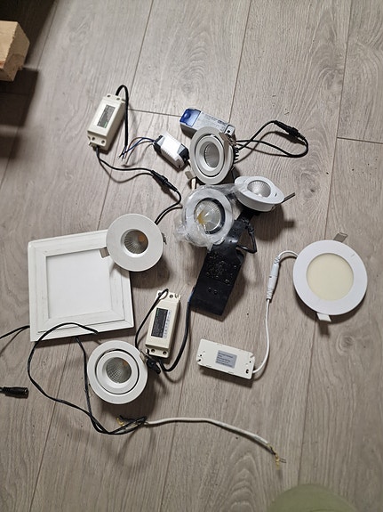 LED-alasvalot (erilaisia) + driverit