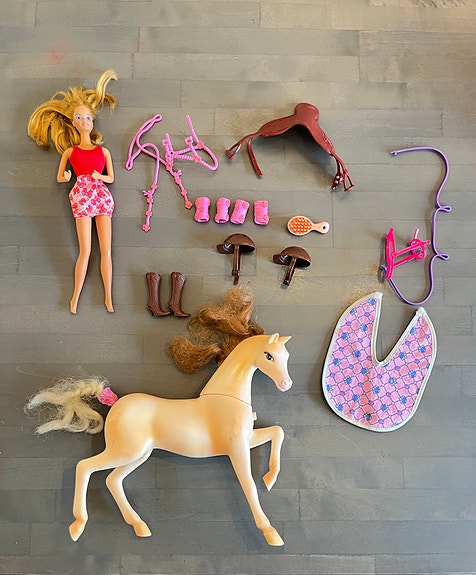 Barbie hevonen + ratsastaja ja tarvikkeita