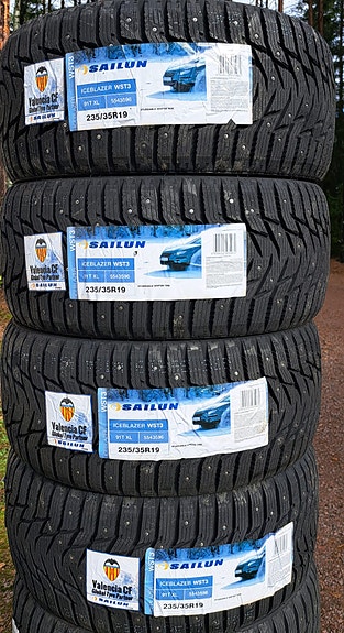 Uudet Sailun Nastarenkaat 235 35 R19