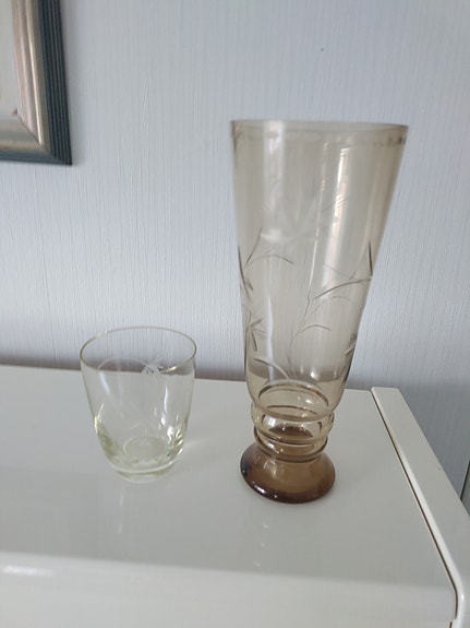 Kumelan maljakko ja lasi
